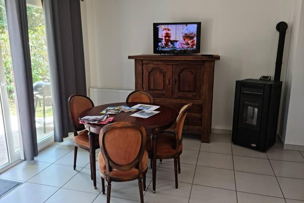maison centre de bellegarde avec jardin et terrasse équipée d'un salon de jardin et d'un barbecue cuisine équipée 3 chambres avec 2 lits double 140x190 et 2 lits simple chauffage poêle à granulés parking gratuit devant la maison Bellegarde-du-Loiret Exterior foto